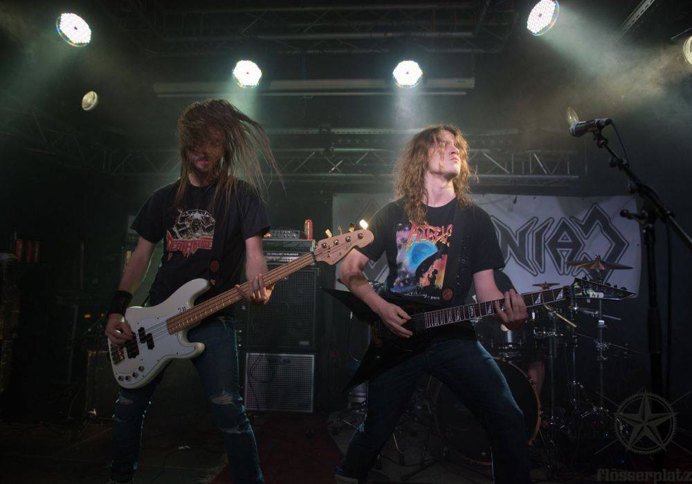 Comaniac Saiten und Haare Comaniac Saiten und Haare